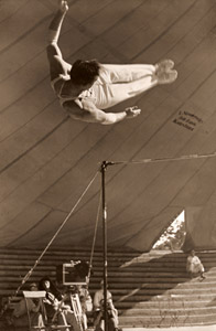 器械体操、鉄棒フィニッシュ [パウル・ヴォルフ, 1936年, ライカによる第十一回伯林オリムピック写真集より]のサムネイル画像