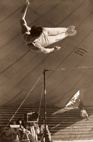 器械体操、鉄棒フィニッシュ [パウル・ヴォルフ, 1936年, ライカによる第十一回伯林オリムピック写真集より] パブリックドメイン画像 