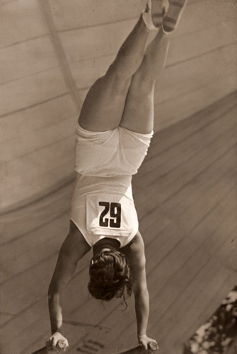 女子器械体操、平行棒 [パウル・ヴォルフ, 1936年, ライカによる第十一回伯林オリムピック写真集より] パブリックドメイン画像 