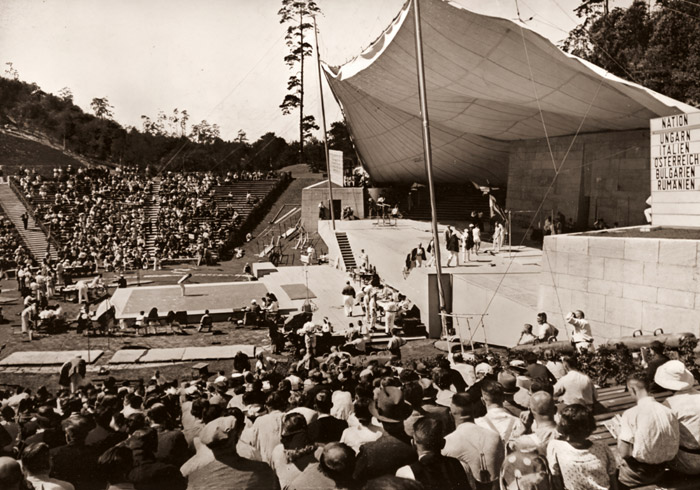 ディートリヒ・エッカート野外劇場、体操競技場 [パウル・ヴォルフ, 1936年, ライカによる第十一回伯林オリムピック写真集より] パブリックドメイン画像 