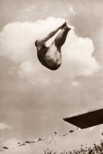 飛板飛込(3m台)後飛込蝦型、佐野夫佐子選手 [パウル・ヴォルフ, 1936年, ライカによる第十一回伯林オリムピック写真集より]のサムネイル画像