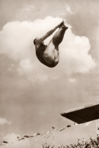 飛板飛込（3m台）後飛込蝦型、佐野夫佐子選手 [パウル・ヴォルフ, 1936年, ライカによる第十一回伯林オリムピック写真集より] パブリックドメイン画像 