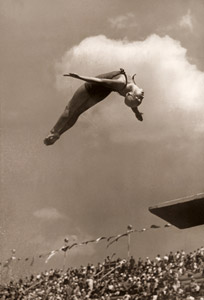 走前逆飛込(3m台)伸切型競技中D.poynton-Hill(米)選手 [パウル・ヴォルフ, 1936年, ライカによる第十一回伯林オリムピック写真集より]のサムネイル画像