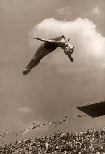 走前逆飛込（3m台）伸切型競技中D.poynton-Hill（米）選手 [パウル・ヴォルフ, 1936年, ライカによる第十一回伯林オリムピック写真集より] パブリックドメイン画像 