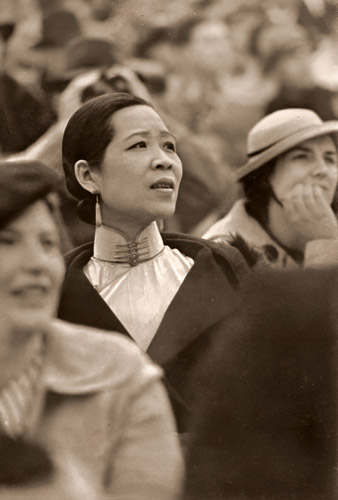 観覧席に目立った中華婦人 [パウル・ヴォルフ, 1936年, ライカによる第十一回伯林オリムピック写真集より] パブリックドメイン画像 