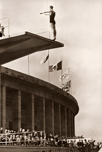 10m飛び臺に立つカーツ(米)選手 [パウル・ヴォルフ, 1936年, ライカによる第十一回伯林オリムピック写真集より]のサムネイル画像