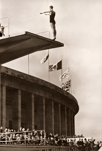10m飛び臺に立つカーツ（米）選手 [パウル・ヴォルフ, 1936年, ライカによる第十一回伯林オリムピック写真集より] パブリックドメイン画像 