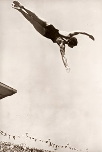 飛板飛込走前半捻り [パウル・ヴォルフ, 1936年, ライカによる第十一回伯林オリムピック写真集より]のサムネイル画像