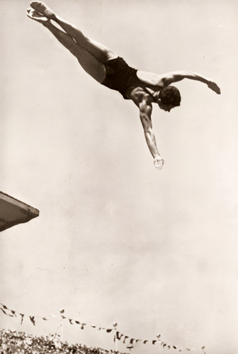飛板飛込走前半捻り [パウル・ヴォルフ, 1936年, ライカによる第十一回伯林オリムピック写真集より] パブリックドメイン画像 