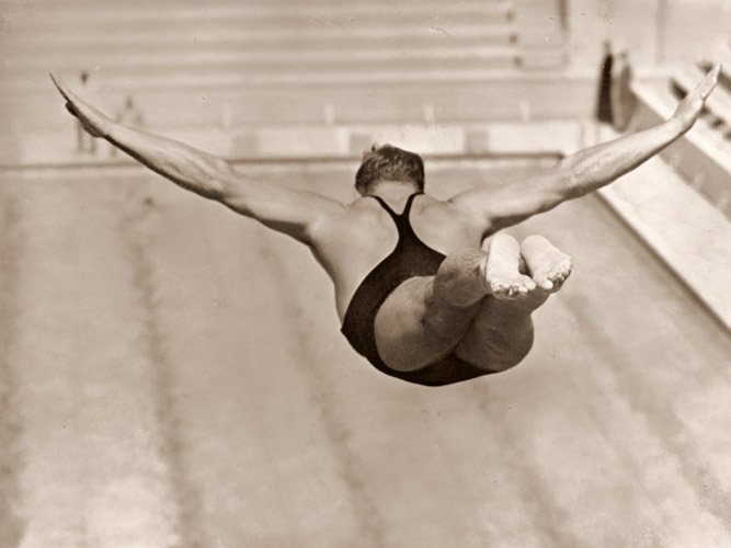 10m固定台 走前高飛込 [パウル・ヴォルフ, 1936年, ライカによる第十一回伯林オリムピック写真集より] パブリックドメイン画像 