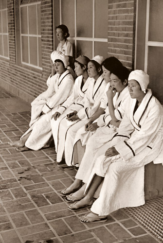 スポーツ大学プールの廊下にて、日本女子水泳チーム全員 [パウル・ヴォルフ, 1936年, ライカによる第十一回伯林オリムピック写真集より] パブリックドメイン画像 