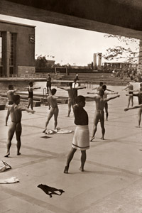 日本水上チーム独特の準備体操 [パウル・ヴォルフ, 1936年, ライカによる第十一回伯林オリムピック写真集より]のサムネイル画像
