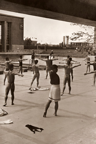 日本水上チーム独特の準備体操 [パウル・ヴォルフ, 1936年, ライカによる第十一回伯林オリムピック写真集より] パブリックドメイン画像 