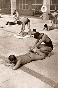 揉み治療の加味された準備体操、初めは外国選手たちも不思議がって… [パウル・ヴォルフ, 1936年, ライカによる第十一回伯林オリムピック写真集より]のサムネイル画像