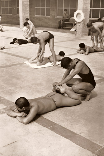 揉み治療の加味された準備体操、初めは外国選手たちも不思議がって… [パウル・ヴォルフ, 1936年, ライカによる第十一回伯林オリムピック写真集より] パブリックドメイン画像 