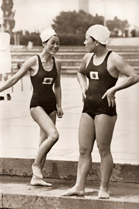 女子平泳ぎの前畑、壷井選手 [パウル・ヴォルフ, 1936年, ライカによる第十一回伯林オリムピック写真集より]のサムネイル画像