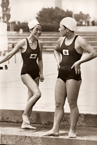 女子平泳ぎの前畑、壷井選手 [パウル・ヴォルフ, 1936年, ライカによる第十一回伯林オリムピック写真集より] パブリックドメイン画像 