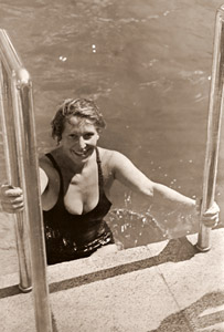 外国女子水泳選手 [パウル・ヴォルフ, 1936年, ライカによる第十一回伯林オリムピック写真集より]のサムネイル画像