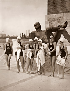 ヤーン広場の「憩える若者」像の前に並んだ日本女子水泳選手 [パウル・ヴォルフ, 1936年, ライカによる第十一回伯林オリムピック写真集より]のサムネイル画像
