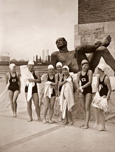 ヤーン広場の「憩える若者」像の前に並んだ日本女子水泳選手 [パウル・ヴォルフ, 1936年, ライカによる第十一回伯林オリムピック写真集より] パブリックドメイン画像 