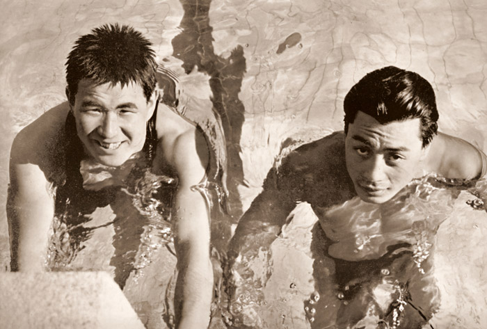 わが短距離陣の両豪、新井、遊佐（右）選手 [パウル・ヴォルフ, 1936年, ライカによる第十一回伯林オリムピック写真集より] パブリックドメイン画像 