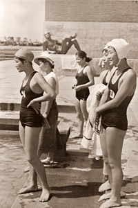 日本女子競泳チームの練習 [パウル・ヴォルフ, 1936年, ライカによる第十一回伯林オリムピック写真集より]のサムネイル画像