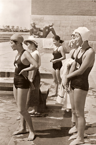 日本女子競泳チームの練習 [パウル・ヴォルフ, 1936年, ライカによる第十一回伯林オリムピック写真集より] パブリックドメイン画像 