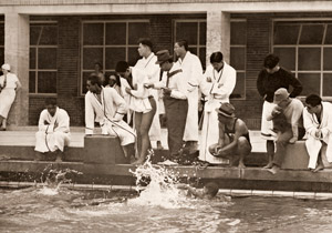 日本水上チームの練習（スポーツ大学プール） [パウル・ヴォルフ, 1936年, ライカによる第十一回伯林オリムピック写真集より]のサムネイル画像