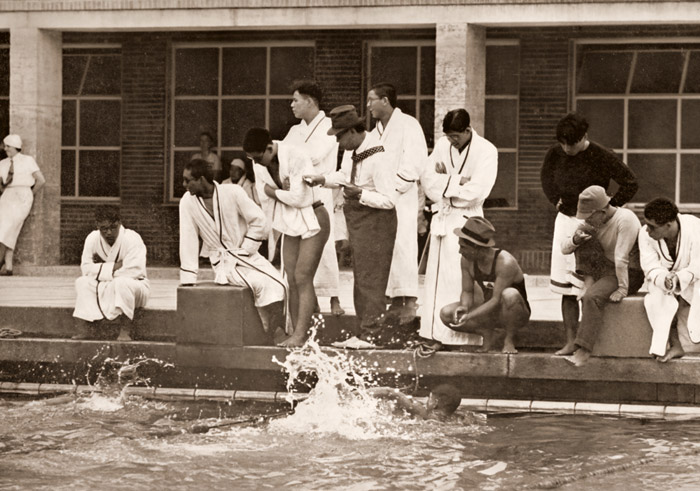 日本水上チームの練習（スポーツ大学プール） [パウル・ヴォルフ, 1936年, ライカによる第十一回伯林オリムピック写真集より] パブリックドメイン画像 