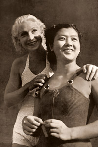 プールに咲いた名花、女子高飛び込み優勝者Poynton-Hill夫人と中華水泳選手ミス香港選手 [パウル・ヴォルフ, 1936年, ライカによる第十一回伯林オリムピック写真集より]のサムネイル画像