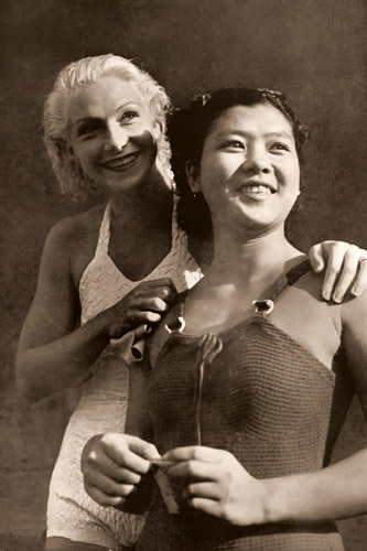 プールに咲いた名花、女子高飛び込み優勝者Poynton-Hill夫人と中華水泳選手ミス香港選手 [パウル・ヴォルフ, 1936年, ライカによる第十一回伯林オリムピック写真集より] パブリックドメイン画像 
