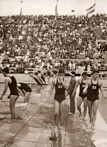 オリムピック水泳練習会、日本選手のエキジビション [パウル・ヴォルフ, 1936年, ライカによる第十一回伯林オリムピック写真集より]のサムネイル画像
