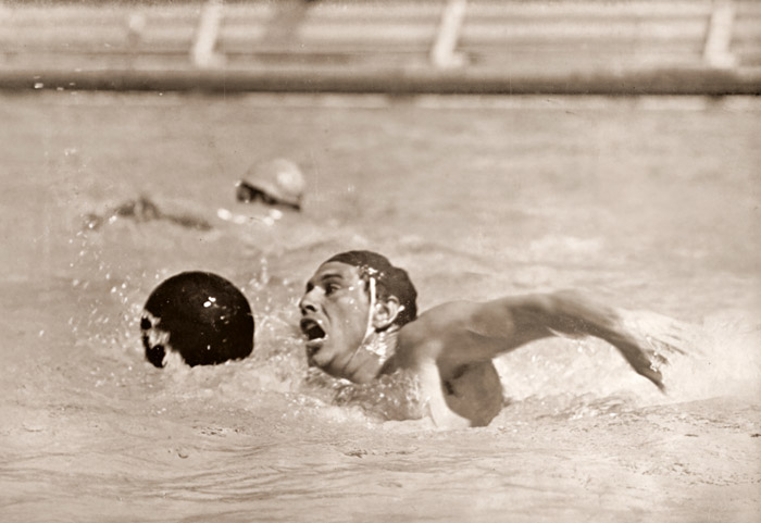 水球、ドリブル [パウル・ヴォルフ, 1936年, ライカによる第十一回伯林オリムピック写真集より] パブリックドメイン画像 