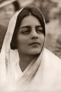 スタンドの視線をあつめた印度貴族婦人 [パウル・ヴォルフ, 1936年, ライカによる第十一回伯林オリムピック写真集より]のサムネイル画像