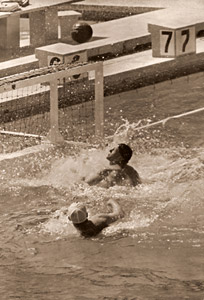 水球、ゴールキーパの奮戦 [パウル・ヴォルフ, 1936年, ライカによる第十一回伯林オリムピック写真集より]のサムネイル画像
