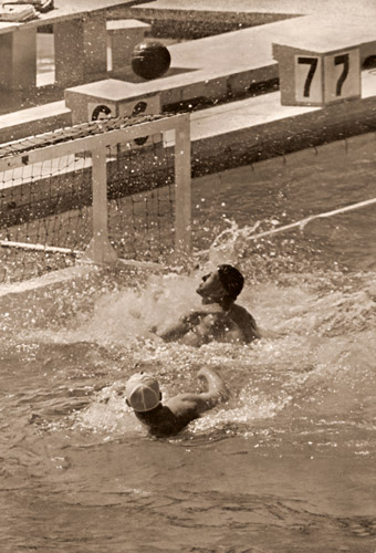 水球、ゴールキーパの奮戦 [パウル・ヴォルフ, 1936年, ライカによる第十一回伯林オリムピック写真集より] パブリックドメイン画像 