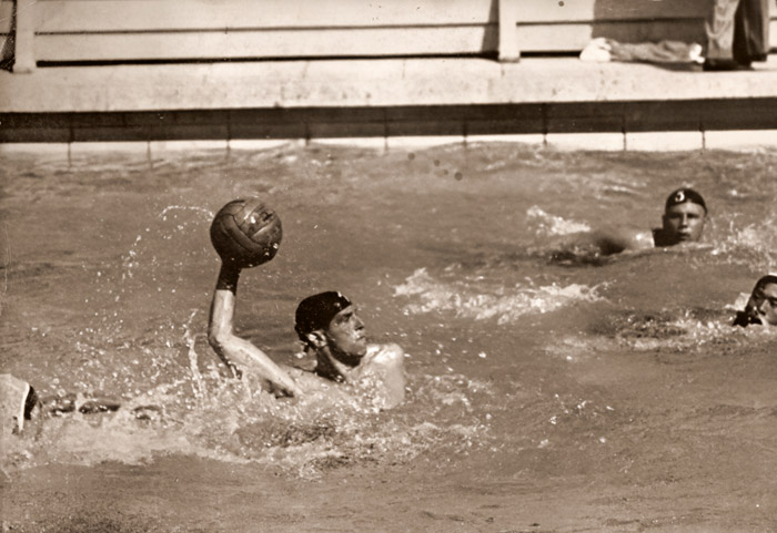 水球、日本対独逸 [パウル・ヴォルフ, 1936年, ライカによる第十一回伯林オリムピック写真集より] パブリックドメイン画像 