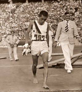 オリムピックの華マラソンの優勝者、孫選手 [パウル・ヴォルフ, 1936年, ライカによる第十一回伯林オリムピック写真集より]のサムネイル画像