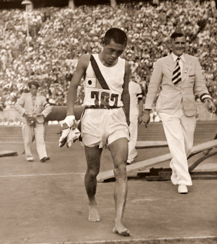 オリムピックの華マラソンの優勝者、孫選手 [パウル・ヴォルフ, 1936年, ライカによる第十一回伯林オリムピック写真集より] パブリックドメイン画像 