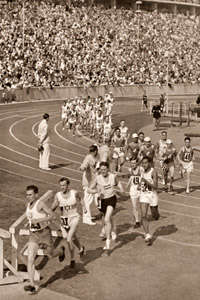 マラソンスタート選手 [パウル・ヴォルフ, 1936年, ライカによる第十一回伯林オリムピック写真集より]のサムネイル画像