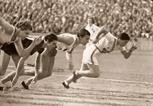 女子100m予選、真っ先に飛びだしているのは小宮選手 [パウル・ヴォルフ, 1936年, ライカによる第十一回伯林オリムピック写真集より]のサムネイル画像