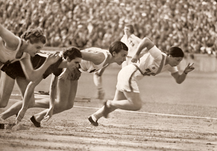 女子100m予選、真っ先に飛びだしているのは小宮選手 [パウル・ヴォルフ, 1936年, ライカによる第十一回伯林オリムピック写真集より] パブリックドメイン画像 