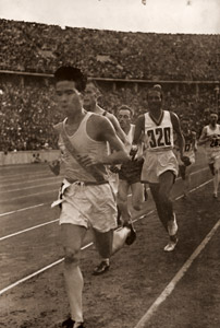 10,000m競走にリードする村社選手 [パウル・ヴォルフ, 1936年, ライカによる第十一回伯林オリムピック写真集より]のサムネイル画像