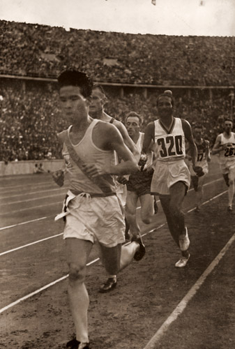 10,000m競走にリードする村社選手 [パウル・ヴォルフ, 1936年, ライカによる第十一回伯林オリムピック写真集より] パブリックドメイン画像 