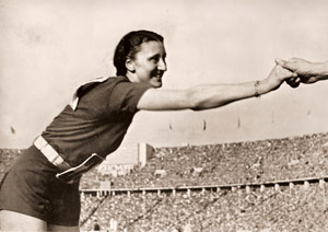 女子80mハードル優勝の歓びを享ける伊太利Valla選手 [パウル・ヴォルフ, 1936年, ライカによる第十一回伯林オリムピック写真集より]のサムネイル画像