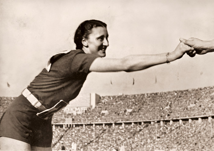 女子80mハードル優勝の歓びを享ける伊太利Valla選手 [パウル・ヴォルフ, 1936年, ライカによる第十一回伯林オリムピック写真集より] パブリックドメイン画像 
