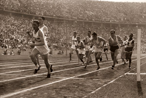 英国 1600mリレーに勝つ、第3バトンタッチ [パウル・ヴォルフ, 1936年, ライカによる第十一回伯林オリムピック写真集より]のサムネイル画像