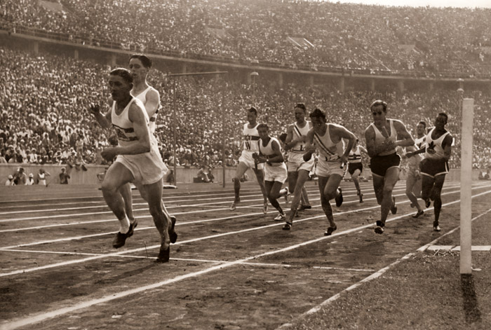 英国 1600mリレーに勝つ、第3バトンタッチ [パウル・ヴォルフ, 1936年, ライカによる第十一回伯林オリムピック写真集より] パブリックドメイン画像 