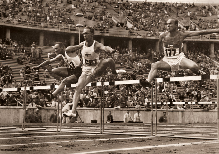 十種競技 110mハードル [パウル・ヴォルフ, 1936年, ライカによる第十一回伯林オリムピック写真集より] パブリックドメイン画像 