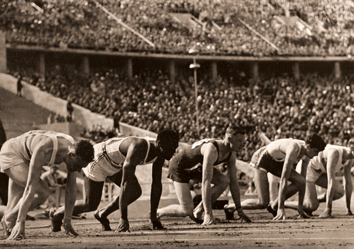 110m ハードルスタート、左より2人目優勝者F.Towns（米）選手 [パウル・ヴォルフ, 1936年, ライカによる第十一回伯林オリムピック写真集より] パブリックドメイン画像 